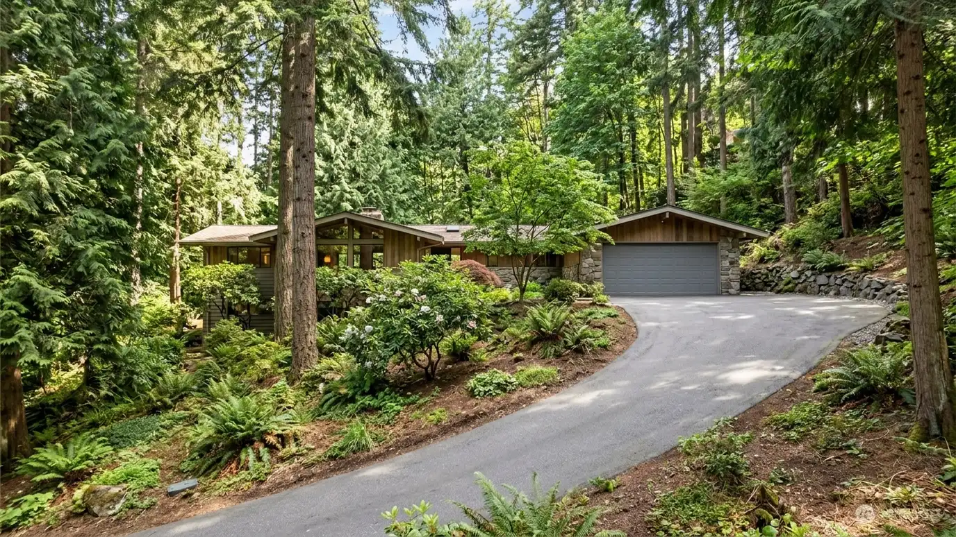 A well-kept home in Bellevue, Tennessee with a clean garage door on a quiet street